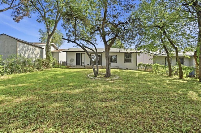 Building Photo - 2313 Lakehurst Dr