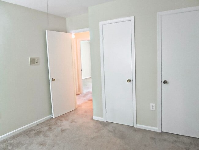 Building Photo - Classic and Charming 3 Bedrood 2.5 Bathroo...
