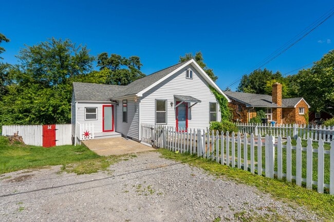 Primary Photo - MOVE IN TODAY TO THIS UPDATED 3 BEDROOM HO...
