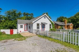 Building Photo - MOVE IN TODAY TO THIS UPDATED 3 BEDROOM HOUSE IN MOON TOWNSHIP! Move-in gift available, a brand-n...
