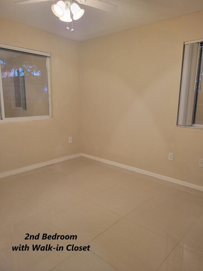 Building Photo - 1400 Crestwood Ct S