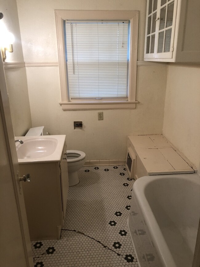 Building Photo - Duplex located in College Hill