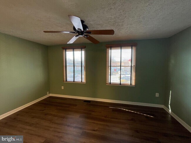 Building Photo - 5863 Rowanberry Dr
