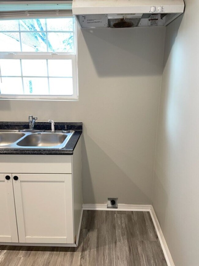 Building Photo - 3 Bed 2 Bath House November