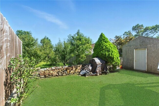 Building Photo - 5 Bradley St