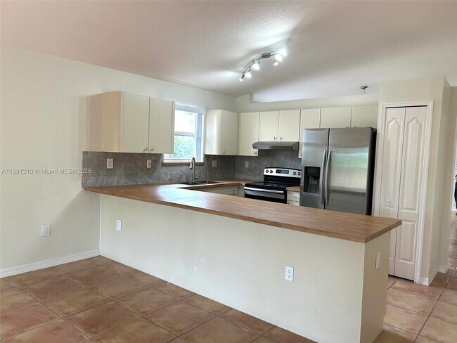 Building Photo - 9920 SW 166th Ct