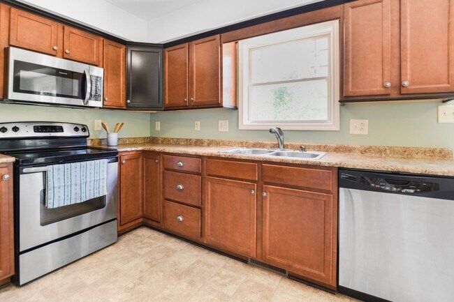 Building Photo - Pet Friendly Three Bedroom with Bonus!