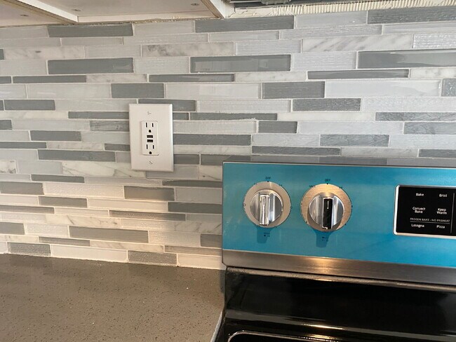 Building Photo - 7132 47th Ave SW