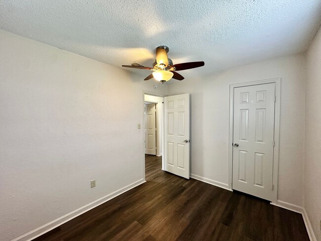 Building Photo - 3 Bedroom