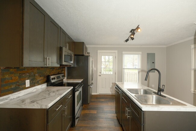 Building Photo - Welcome to 204 Oakland!