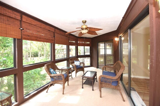 Building Photo - Second floor condo 2/1.5 located at the Fa...