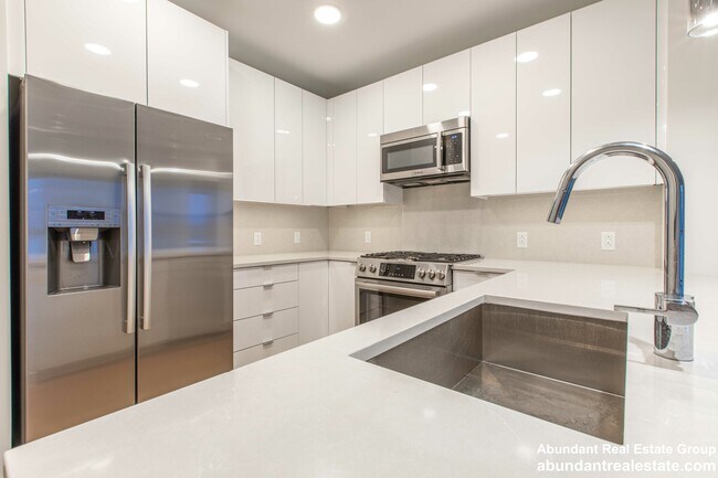 Building Photo - 45 Lewis St