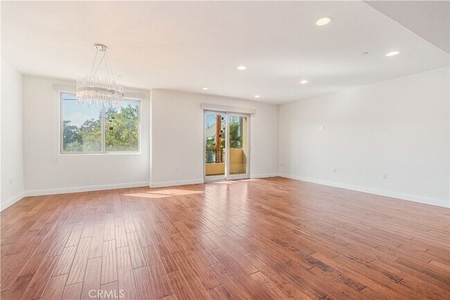 Building Photo - 1835 S Barrington Ave