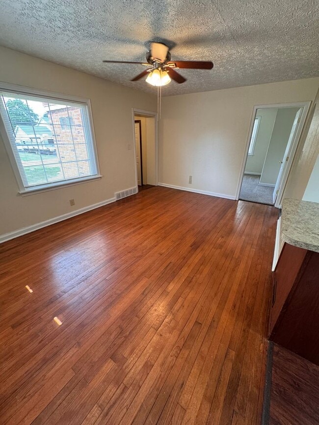 Building Photo - 817 Taylor Ave