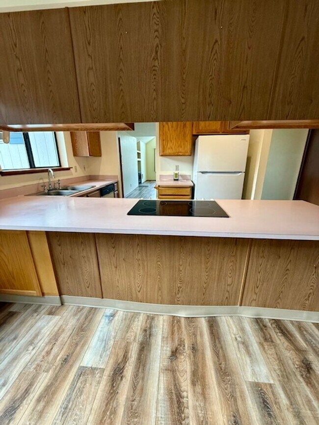 Building Photo - Lovely NE 3 Bedroom Home w/Large Yard & Mowing Included!