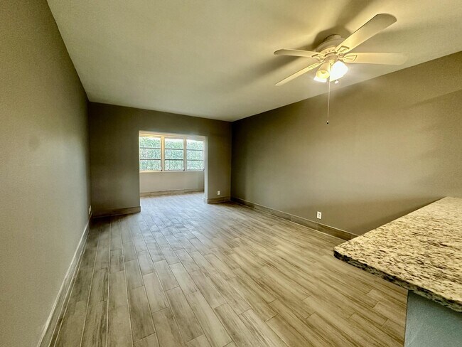 Building Photo - 1113 Lake Terrace