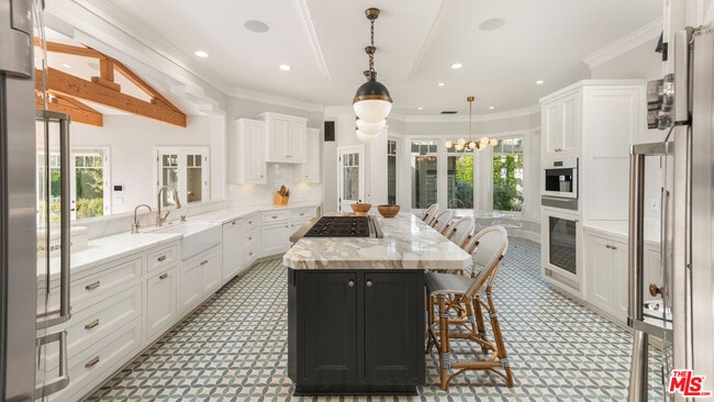 Building Photo - 6815 Dume Dr