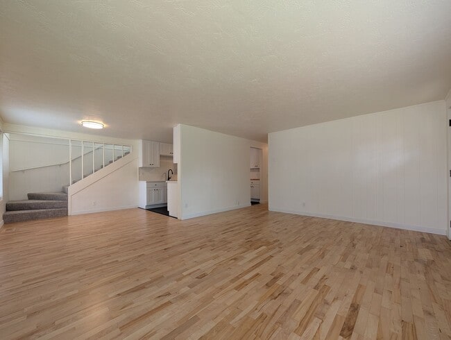 Building Photo - updated 4bed/2bath duplex near Oakway Rd