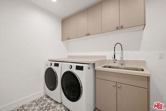 Building Photo - 211 S Formosa Ave