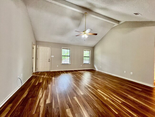 Building Photo - 3 bedroom 2.5 bath home