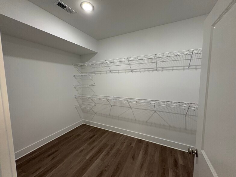 Building Photo - 4662 Heiskell Dr