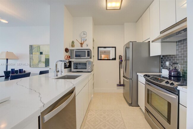 Building Photo - 2401 NE 65th St