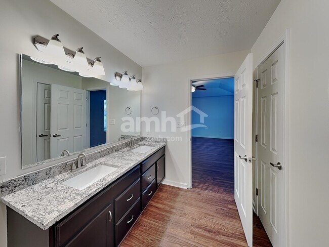 Building Photo - 1273 Greenbriar Way