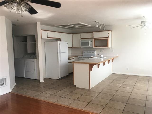 Building Photo - Gated Upstairs 2BD/2BA Condo, 2 Gated Rese...