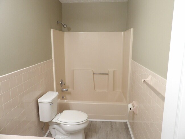 Building Photo - 244 Meadowview Dr