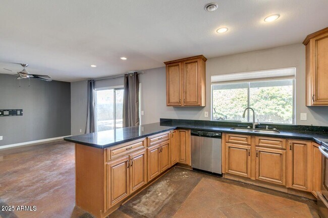 Building Photo - 3832 E Bloomfield Rd