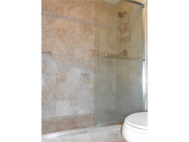 Building Photo - Updated 2 Bed/2 Bath Condo with Screened P...