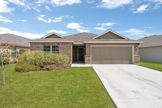 Building Photo - Stylish 3-Bed Home with Island Kitchen, Private Patio & Fenced Yard in Seguin