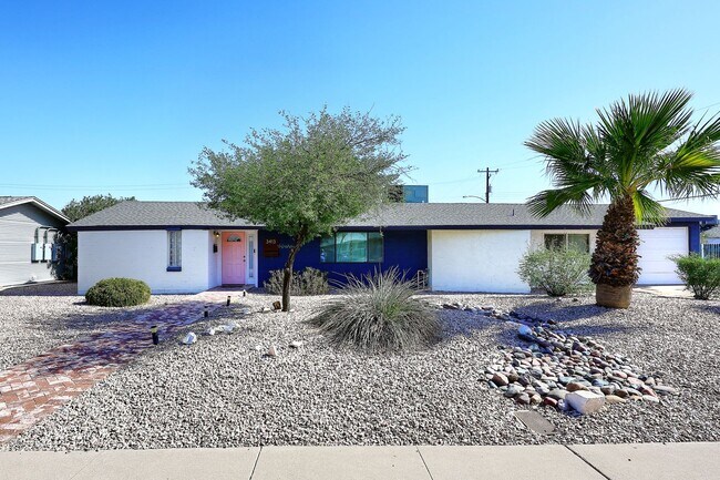 Building Photo - Fully Furnished Remodeled 4 Bedroom / 4 Bathroom Home with spacious back yard & pool in Central P...