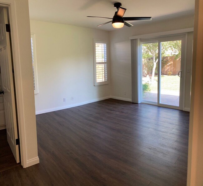 Building Photo - Charming Los Alamos Home
