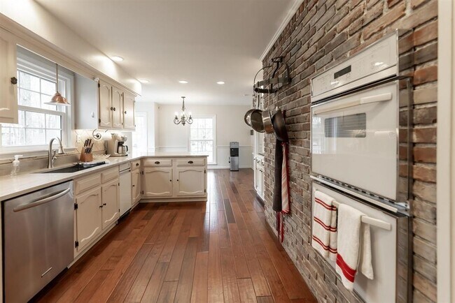 Building Photo - 8441 Dogwood Rd