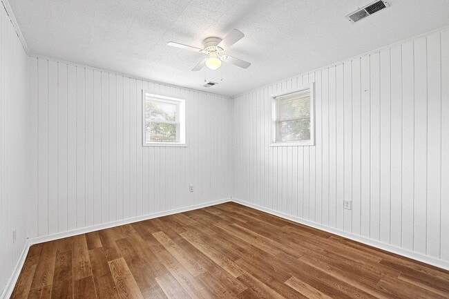 Building Photo - 2 Bedroom 2 Bath Brick Home Nestled In Gre...
