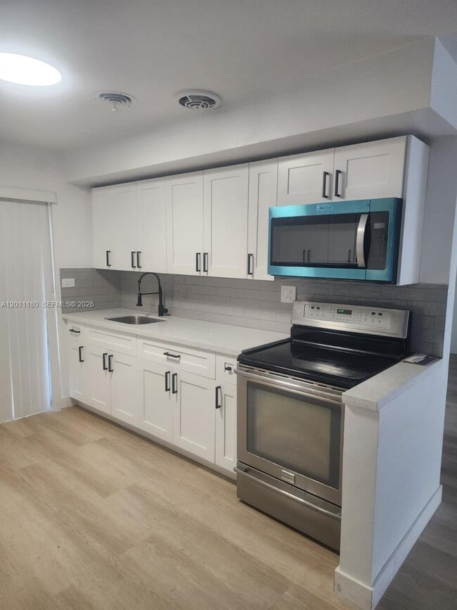 Building Photo - 1180 NE 185th St