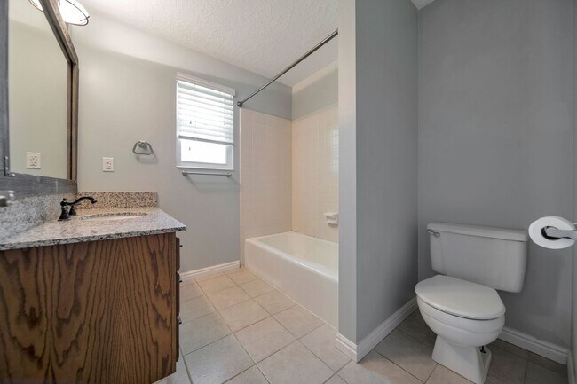 Building Photo - Spacious 4 Bed, 3 Bath Pet-Friendly Home w...