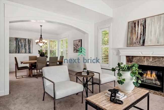 Building Photo - Spacious Home in Desirable Bellevue Neighb...