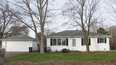 Building Photo - Three Bedroom Ranch in Portage