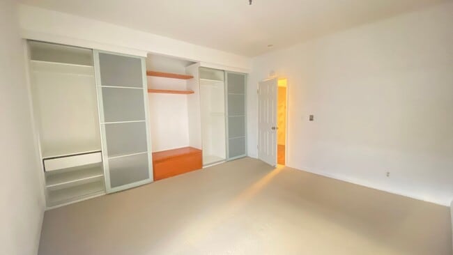 Building Photo - Large Terrace near Lake Merritt - In-unit Washer & Dryer