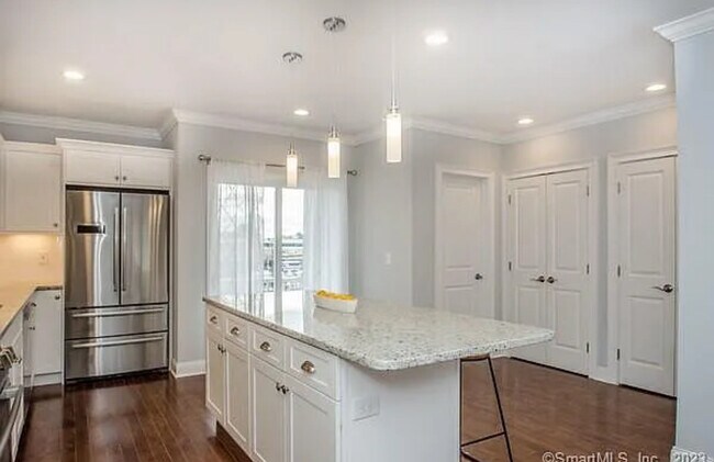 Building Photo - 777 N Main St