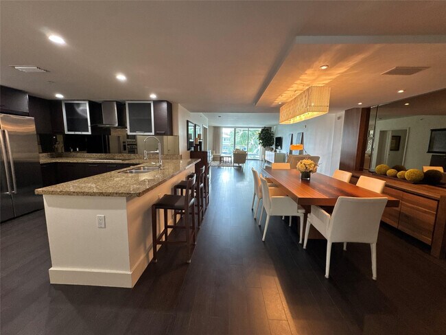 Building Photo - 9400 W Bay Harbor Dr