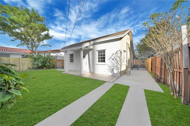 Building Photo - 2731 SW 24th St