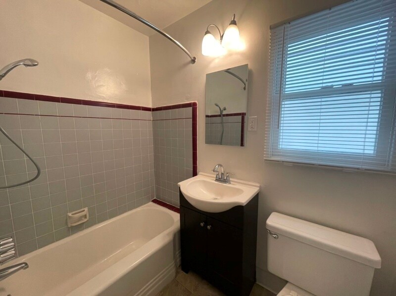 Building Photo - 622 Loma Dr