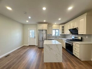 Building Photo - 2b2b house in south Philly Available now