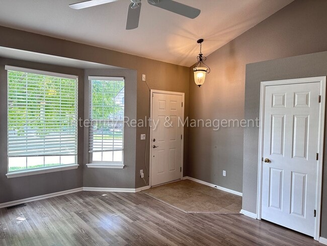Building Photo - 1041 W Laurenwood Ln