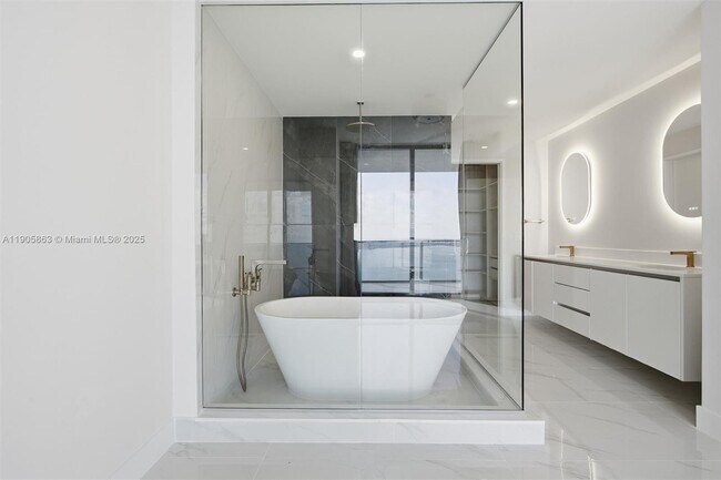 Building Photo - 700 NE 24th St