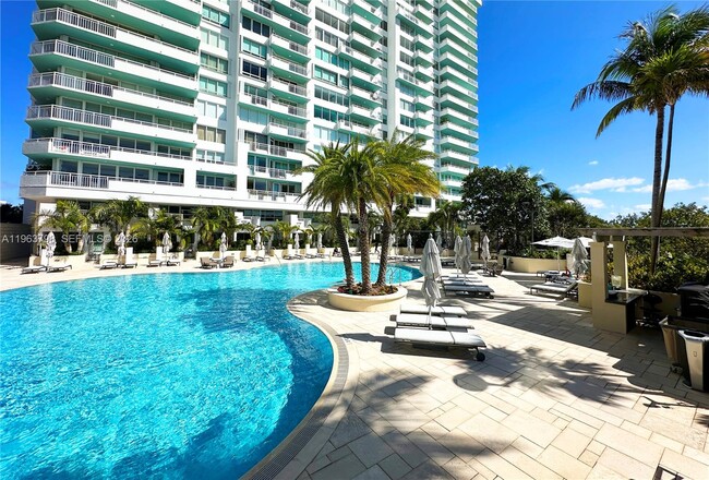 Building Photo - 400 South Pointe Dr