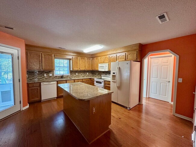 Building Photo - Williamsburg Subdivision!
